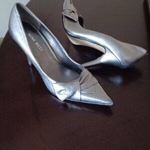 NWOT Nine West mettalic pumps
